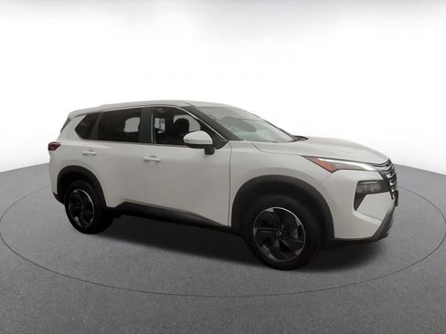 Used 2025 Nissan Rogue SV image 2