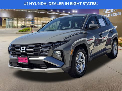 Used 2025 Hyundai Tucson SE image 2