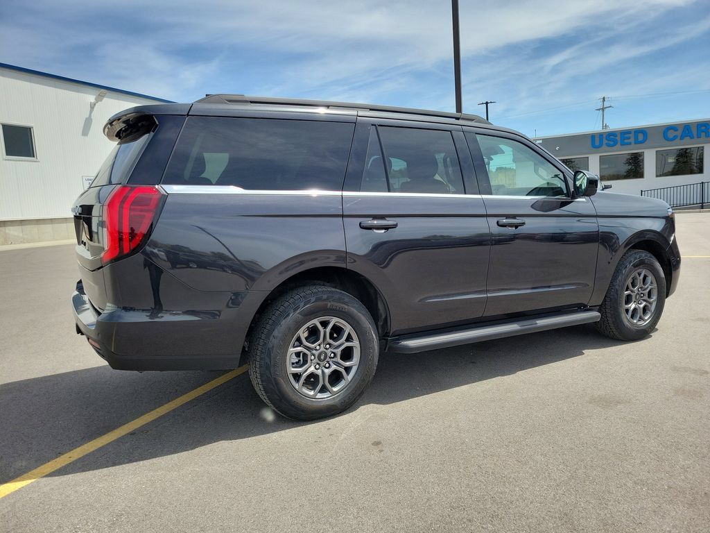 Used 2025 Ford Expedition Active RWD image 4