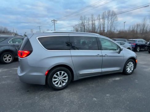Used 2018 Chrysler Pacifica Touring-L image 8