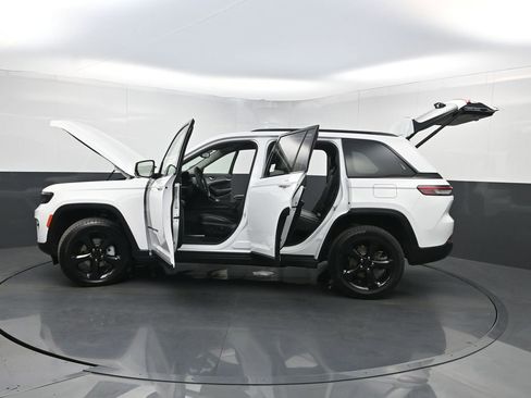 Used 2023 Jeep Grand Cherokee Limited w/ Black Appearance Package AWD/4WD image 43