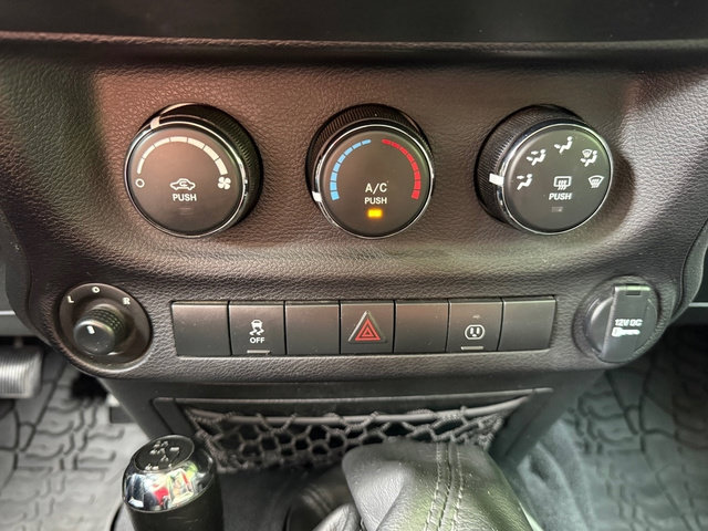 Used 2017 Jeep Wrangler Unlimited Sahara w/ Connectivity Group AWD/4WD image 22