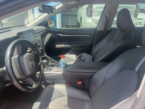 Used 2021 Toyota Camry SE image 2