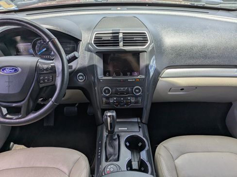 Used 2018 Ford Explorer XLT w/ Equipment Group 202A AWD/4WD image 14