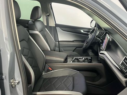 Used 2025 Volkswagen Atlas Peak Edition SE image 33