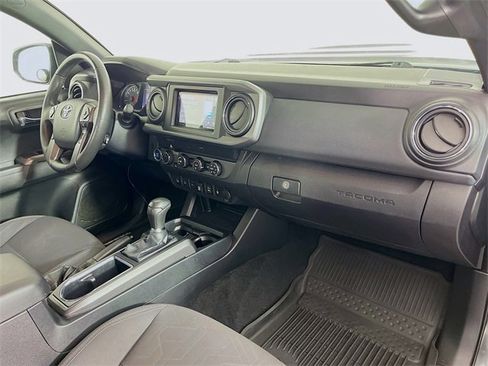 Used 2019 Toyota Tacoma TRD Sport w/ Technology Package image 28