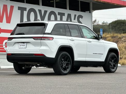 Used 2024 Jeep Grand Cherokee Altitude RWD image 5