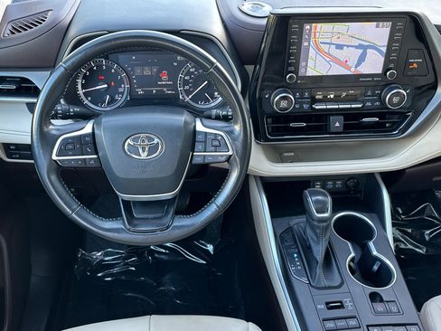 Used 2022 Toyota Highlander XLE AWD/4WD image 32