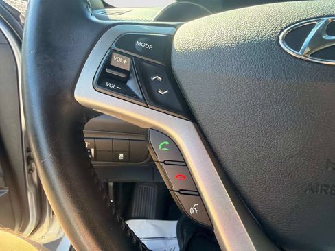 Used 2017 Hyundai Veloster Value Edition FWD image 27