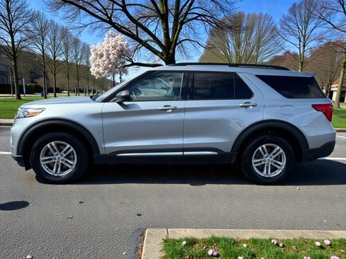 Used 2023 Ford Explorer XLT w/ Equipment Group 202A AWD/4WD image 5