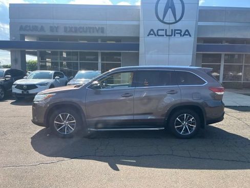 Used 2017 Toyota Highlander XLE AWD/4WD image 2