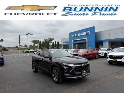 Used 2025 Chevrolet Trax LT FWD image 1