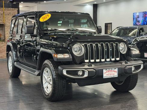 Used 2019 Jeep Wrangler Unlimited Sahara w/ Uconnect 4C Nav & Sound Group AWD/4WD image 11