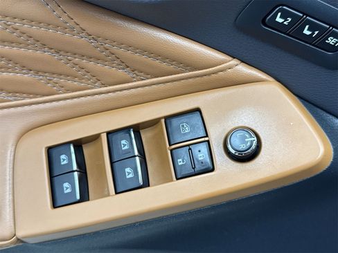 Used 2019 Toyota Avalon Limited image 18