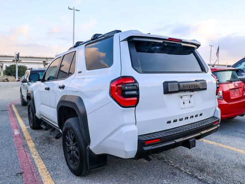 Used 2025 Toyota 4Runner SR5 AWD/4WD image 9