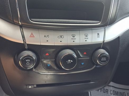 Used 2018 Dodge Journey SE w/ Connectivity Group FWD image 17