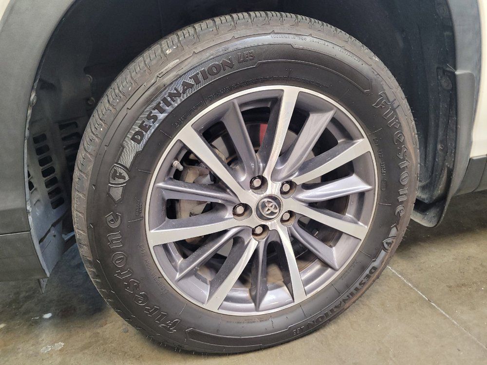 Used 2019 Toyota Highlander XLE FWD image 31