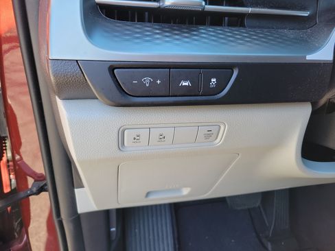 Used 2023 Kia Carnival LX image 20