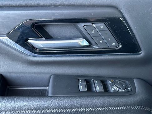 Used 2025 GMC Yukon XL Denali image 11