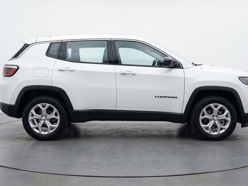 Used 2025 Jeep Compass Latitude AWD/4WD image 11
