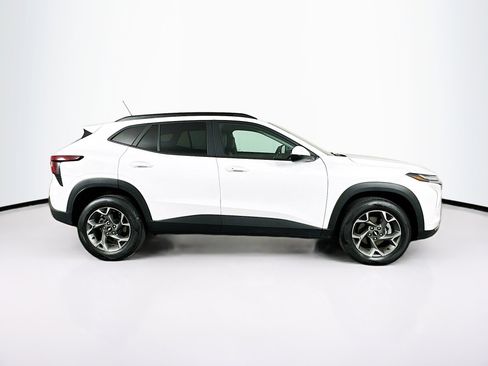 Used 2025 Chevrolet Trax LT w/ LT Convenience Package FWD image 10