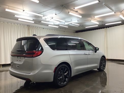 New 2026 Chrysler Pacifica Select w/ S Appearance Package FWD image 5