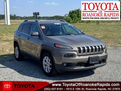 Used 2017 Jeep Cherokee Latitude w/ True North Edition AWD/4WD image 1