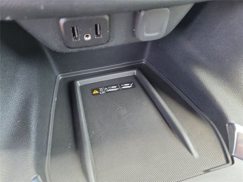 Used 2022 Chevrolet Traverse LT FWD image 32