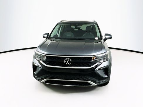 Used 2024 Volkswagen Taos SE w/ Black Wheel Package image 2