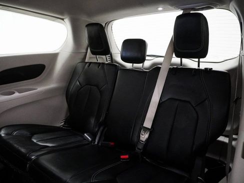 Certified 2024 Chrysler Pacifica Touring-L image 16