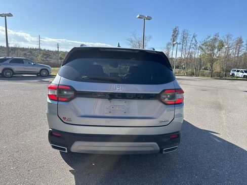 Used 2024 Honda Pilot Touring image 4