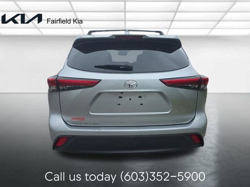 Used 2022 Toyota Highlander XLE AWD/4WD image 4