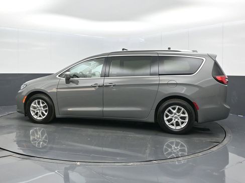 Used 2021 Chrysler Pacifica Touring-L image 13