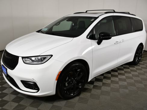 Used 2025 Chrysler Pacifica Limited FWD image 10