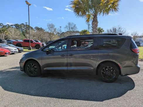 Used 2021 Chrysler Pacifica Touring w/ S Appearance Package image 3