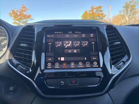 Used 2019 Jeep Cherokee Limited image 21