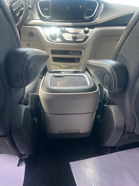 Used 2022 Chrysler Pacifica Touring-L w/ Uconnect Theater Family Group FWD image 15