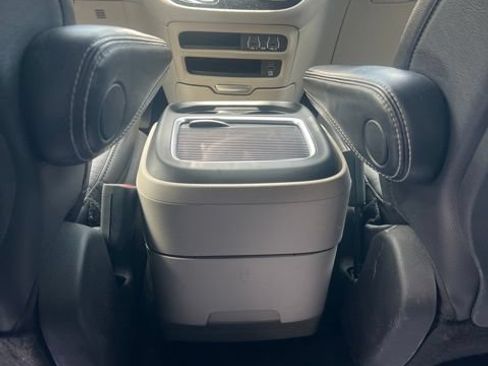 Used 2022 Chrysler Pacifica Touring-L w/ Uconnect Theater Family Group FWD image 15