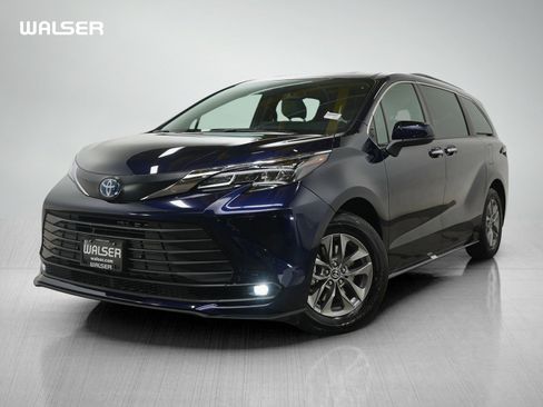 Used 2025 Toyota Sienna XLE image 1