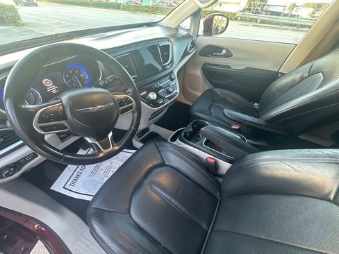 Used 2019 Chrysler Pacifica Touring-L Plus image 12