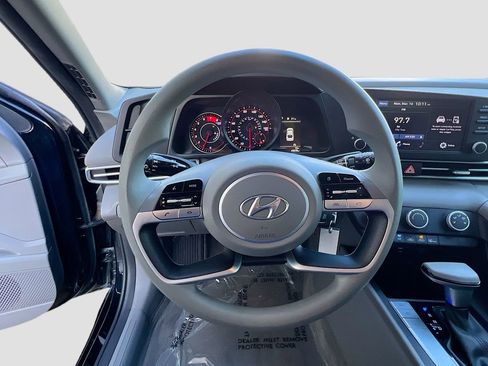 Used 2023 Hyundai Elantra SE image 11