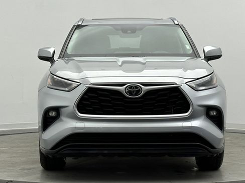 Used 2021 Toyota Highlander XLE image 2