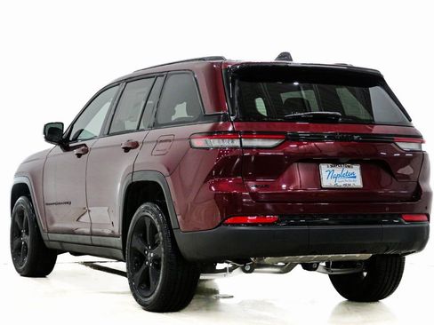 New 2025 Jeep Grand Cherokee Altitude image 9