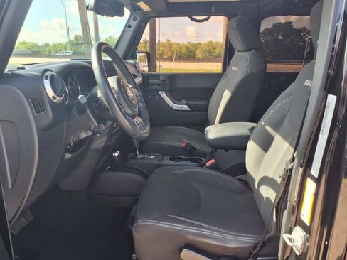 Used 2017 Jeep Wrangler Unlimited Sahara w/ Connectivity Group AWD/4WD image 25
