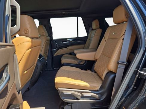 Used 2024 Cadillac Escalade Premium Luxury AWD/4WD image 16