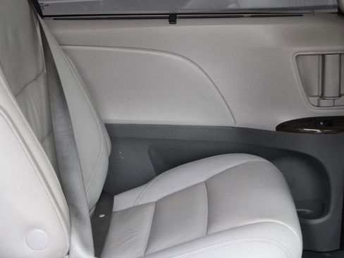 Used 2020 Toyota Sienna XLE w/ XLE Navigation Package image 36