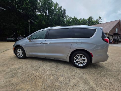 Used 2021 Chrysler Pacifica Touring-L FWD image 8