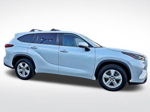 Used 2023 Toyota Highlander L image 12