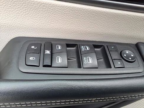 Used 2023 Chrysler Pacifica Touring-L FWD image 14