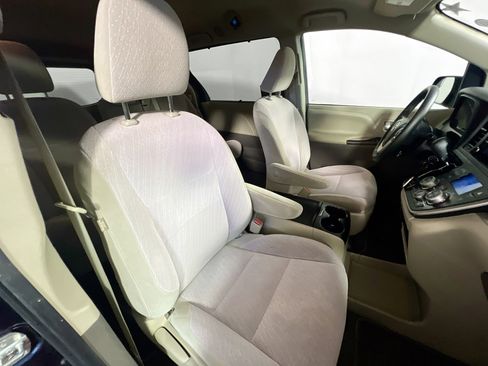 Used 2020 Toyota Sienna LE FWD image 28